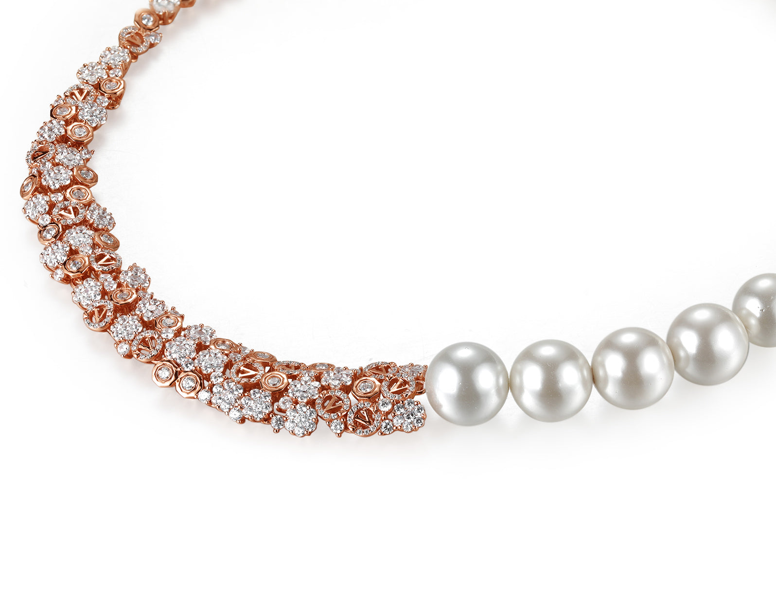 Delux Elegant Affinity Pearl Necklace(18V)