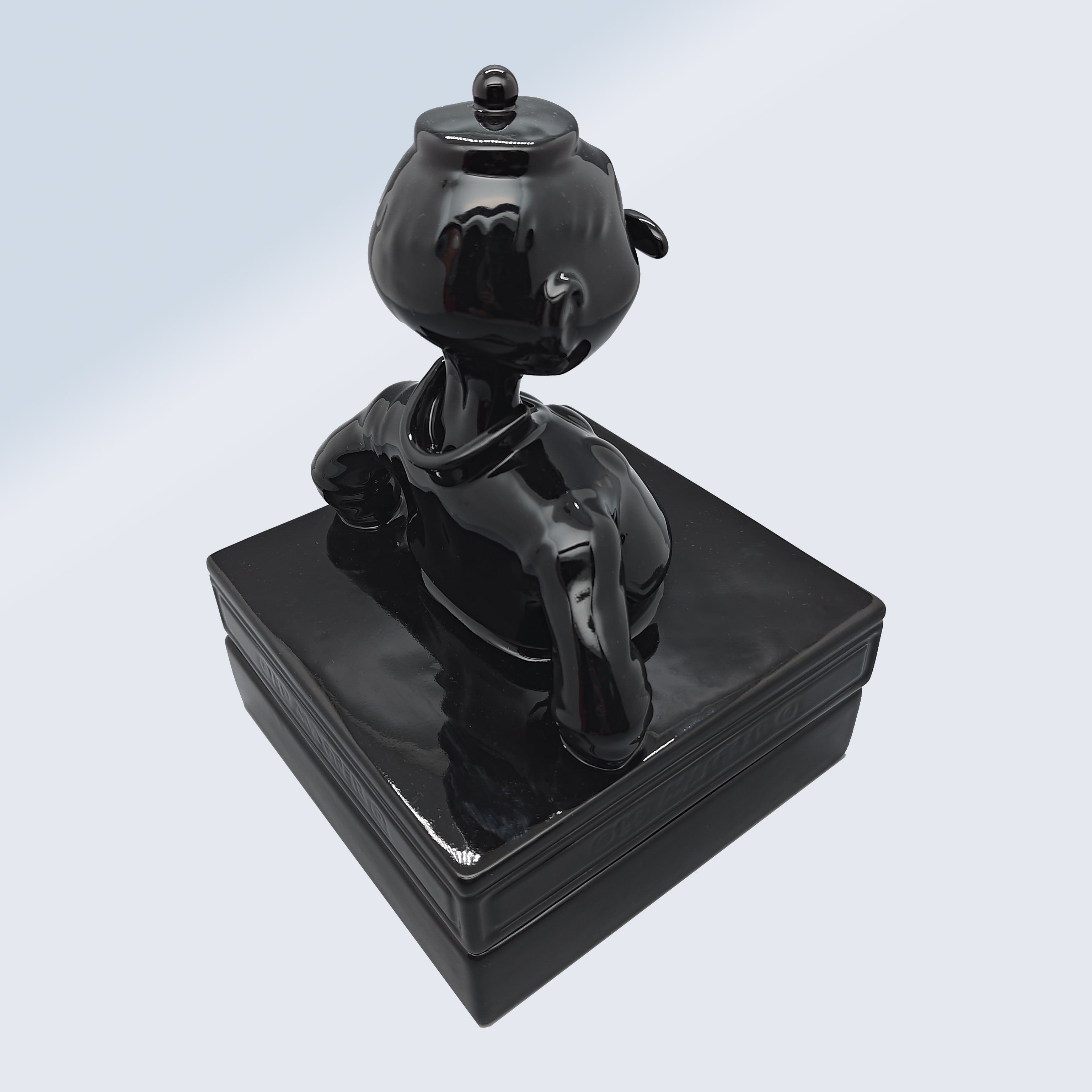 Old Master Q in mono (black)